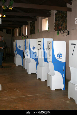 Abstimmung Ständen bei der Abstimmung Station in Pretoria, nationalen und provinziellen Wahlen, Südafrika Stockfoto