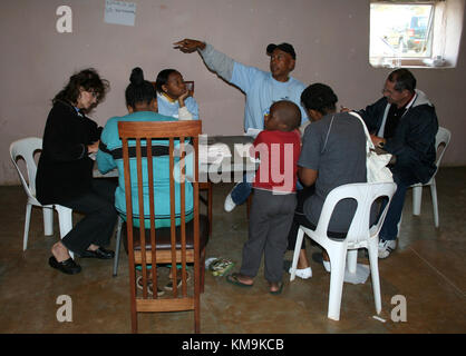 Wahl-Personal bei der Abstimmung Station in Pretoria, nationalen und provinziellen Wahlen, Südafrika Stockfoto