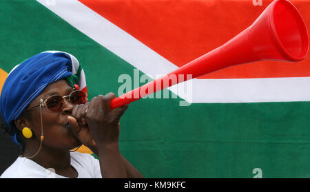 Afrikanische Frau bläst eine Vuvuzela, Pretoria, Südafrika Stockfoto