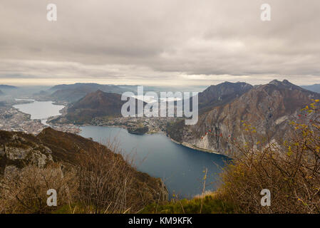 Ansicht des briantei Seen von einem Aussichtspunkt in dei Piani resinelli Stockfoto