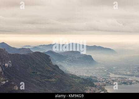 Ansicht des briantei Seen von einem Aussichtspunkt in dei Piani resinelli Stockfoto