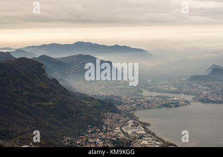 Ansicht des briantei Seen von einem Aussichtspunkt in dei Piani resinelli Stockfoto