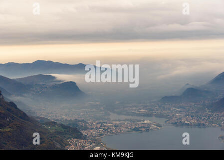 Ansicht des briantei Seen von einem Aussichtspunkt in dei Piani resinelli Stockfoto