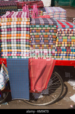 Bunte Tuch auf Warenkorb in der Straße Markt in Mysore, Mysuru, Karnataka, Indien gestapelt. Stockfoto