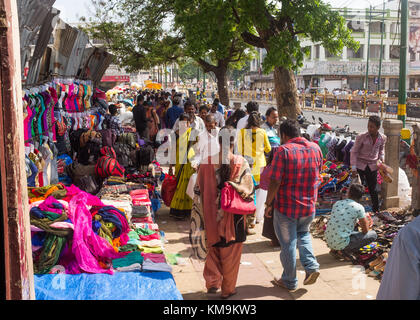 Leute einkaufen bei lokalen Straßenrand Markt in Mysore, Mysuru, Karnataka, Indien. Stockfoto