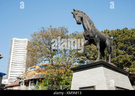 Das Bild der schwarzen Pferd und Bombay Stock Exchange bei Festival in Mumbai, Indien Stockfoto