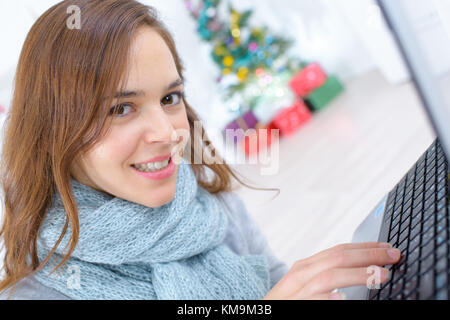 Porträt eines Künstlers Zeichnung etwas auf Grafik Tablett Stockfoto