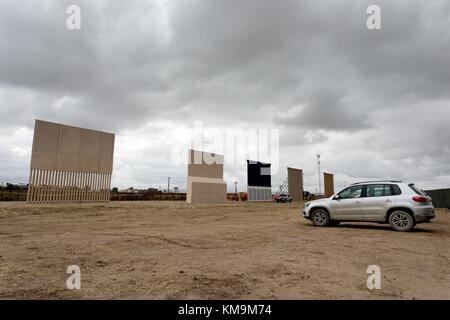 Architekturmodelle der Grenzmauer in Otay Mesa im Oktober 2017. | Nutzung weltweit Stockfoto