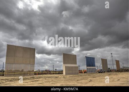 Architekturmodelle der Grenzmauer in Otay Mesa im Oktober 2017. | Nutzung weltweit Stockfoto