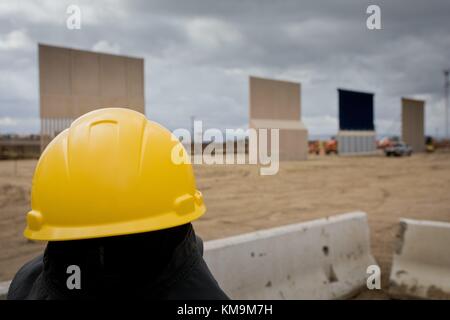 Architekturmodelle der Grenzmauer in Otay Mesa im Oktober 2017. | Nutzung weltweit Stockfoto