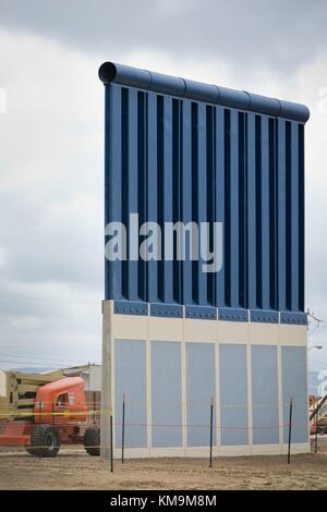 Architekturmodelle der Grenzmauer in Otay Mesa im Oktober 2017. | Nutzung weltweit Stockfoto