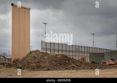 Architekturmodelle der Grenzmauer in Otay Mesa im Oktober 2017. | Nutzung weltweit Stockfoto