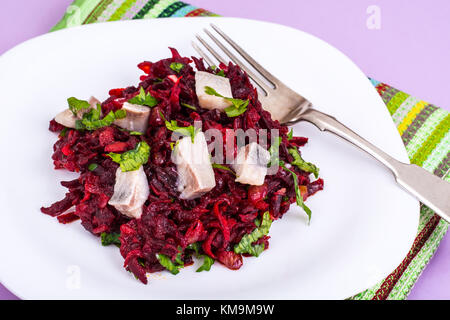 Rüben Salat mit Gesalzener Hering. studio Foto Stockfoto