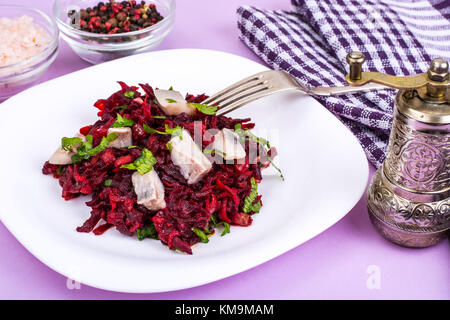 Rüben Salat mit Gesalzener Hering. studio Foto Stockfoto