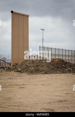 Architekturmodelle der Grenzmauer in Otay Mesa im Oktober 2017. | Nutzung weltweit Stockfoto