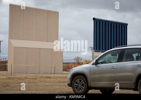 Architekturmodelle der Grenzmauer in Otay Mesa im Oktober 2017. | Nutzung weltweit Stockfoto