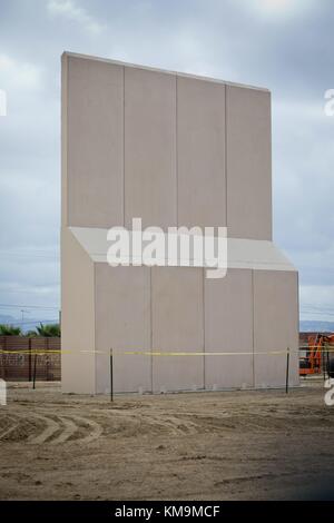 Architekturmodelle der Grenzmauer in Otay Mesa im Oktober 2017. | Nutzung weltweit Stockfoto