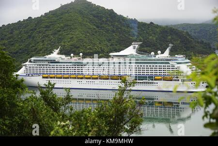 Das Kreuzfahrtschiff „Explorer of the Seas“ passiert die Fjordlandschaft der Marlborough Sounds in der Nähe des Hafens von Picton auf der Südinsel Neuseelands. (03. Februar 2016) | Nutzung weltweit Stockfoto