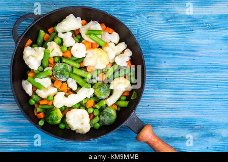 Pan mit gefrorenem Gemüse Mix zum Braten. studio Foto Stockfoto