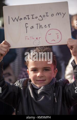 Syrisches Flüchtlingskind mit dem Schild „Ich will zu meinem Vater gehen“. Flüchtlinge fordern Familienzusammenführung für weitere Familienangehörige in Deutschland. 04.11.2017 | weltweite Nutzung Stockfoto