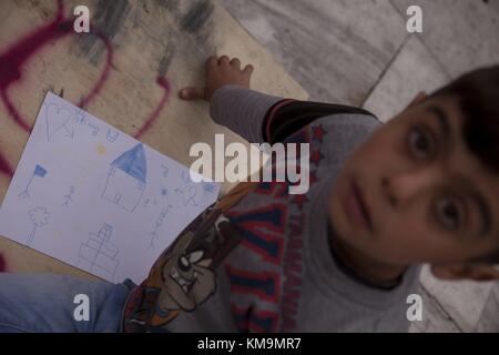 Syrische Flüchtlinge Kind mit seiner Zeichnung. Flüchtlinge aus Protest seit 01. November 2017 vor dem Parlament in Athen, anspruchsvolle Familienzusammenführung mit Familie Mitglieder in Deutschland. 08.11.2017 | Verwendung weltweit Stockfoto