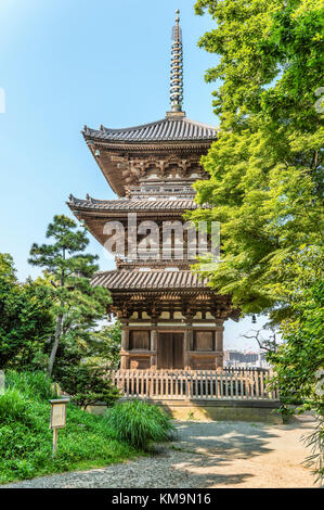 Dreistöckige Pagode des ehemaligen Tomyoji-Tempels im Sankeien Garden Open Air Museum, Yokohama, Kanagawa, Japan Stockfoto