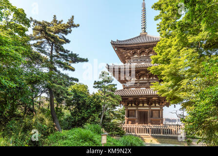 Dreistöckige Pagode des ehemaligen Tomyoji-Tempels im Sankeien Garden Open Air Museum, Yokohama, Kanagawa, Japan Stockfoto