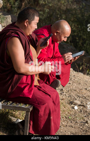 Tibetische Mönche mit Smart Phones Stockfoto