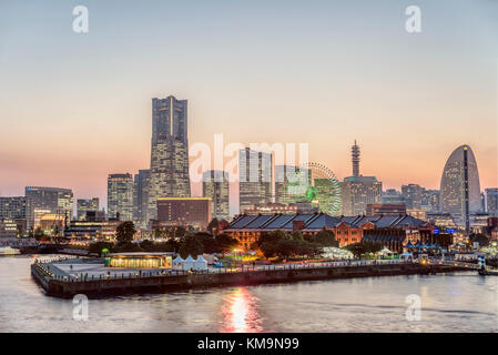 Beleuchtete Skyline von Yokohama im Morgengrauen, Kanagawa, Japan Stockfoto