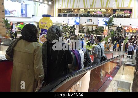 Iranische Kunden im Lebensmittelgericht in Teheran, 22. November 2017. | Nutzung weltweit Stockfoto