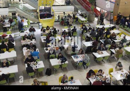 Iranische Kunden im Lebensmittelgericht in Teheran, 22. November 2017. | Nutzung weltweit Stockfoto