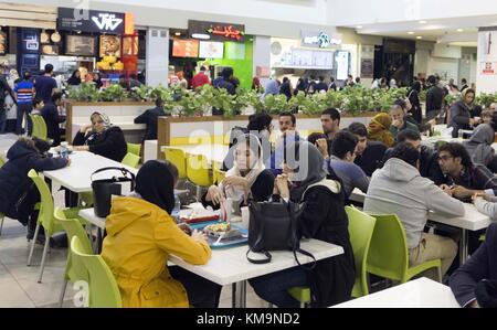 Iranische Kunden im Lebensmittelgericht in Teheran, 22. November 2017. | Nutzung weltweit Stockfoto