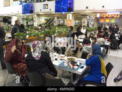 Iranische Kunden im Lebensmittelgericht in Teheran, 22. November 2017. | Nutzung weltweit Stockfoto