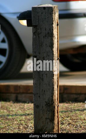 Krüger-Nationalpark, Marloth Park, einzelne Holzstab mit elektrischem Licht eingeschaltet Stockfoto