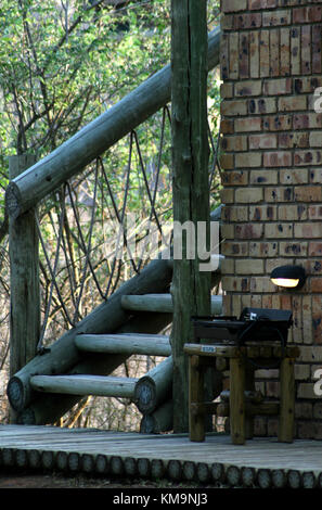 Krüger-Nationalpark, Marloth Park, Holztreppen, Geländer, Deck und Tisch mit Seil-Geländer Stockfoto