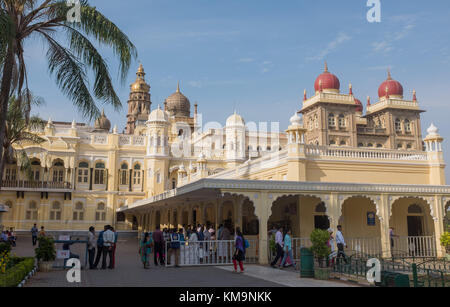 Touristen, die in der Warteschlange ihre Schuhe am Schuh Zähler, vor dem Betreten des Maharaja Palace in Mysore, mysuru, Karnataka, Indien. Stockfoto