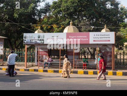 Leute an der Bushaltestelle warten, Mysore, Karnataka, Indien. Stockfoto