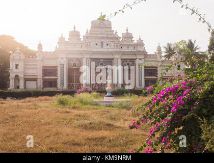 Die Außenseite des Jaganmohan Palace im Jahre 1861 gebaut, ist nun eine Kunstgalerie in Mysore, mysuru, Karnataka, Indien. Stockfoto