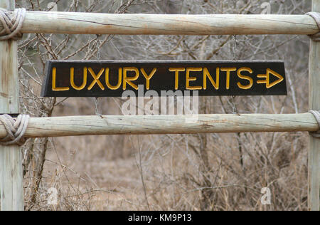 Krüger-Nationalpark, Marloth Park, hölzernen Schild zeigt Luxus-Zelte Stockfoto