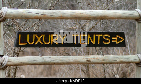 Krüger-Nationalpark, Marloth Park, hölzernen Schild zeigt Luxus-Zelte Stockfoto