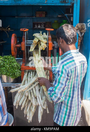 Straßenhändler, Zuckerrohrsaft in Mysore, Mysuru, Karnataka, Indien. Stockfoto