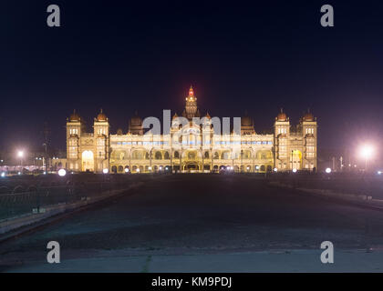 Die Außenseite des Maharaja's Palace in der Nacht in Mysore, mysuru, Karnataka, Indien. Stockfoto