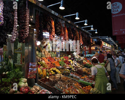 Indoor Mercat de Sant Josep de la Boqueria Lebensmittelmarkt in Barcelona, Spanien. . Riesige Auswahl an Obst, Gemüse und Gewürze. Stockfoto