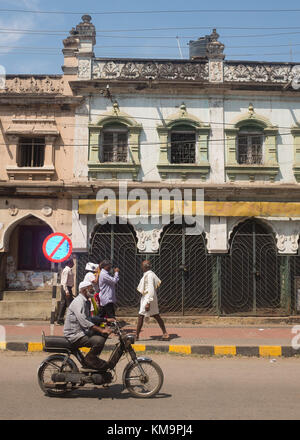 Motorrad- und Leute, die sich vor der alten Gebäude in Mysore, Mysuru, Karnataka, Indien. Stockfoto