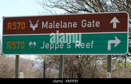 Kruger National Park, Mpumalanga, Schild zeigt die Richtung zum Malelane Gate und Jeppe Riff Stockfoto