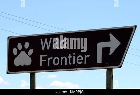 Kruger National Park, Mpumalanga, Schild zeigt Richtung der wilden Grenze Stockfoto