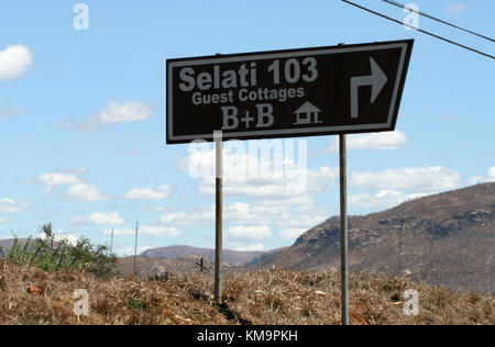 Kruger National Park, Mpumalanga, Schild zeigt Richtung Selati 103, Gästehäuser Stockfoto