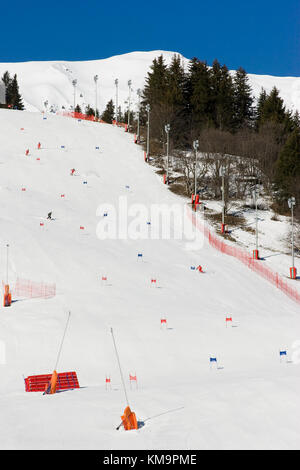 Gruppe der alpinen Skifahrer Racing auf der Piste in Meribel Tal, Frankreich Stockfoto