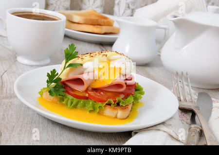 Toast mit Schinken und Tomaten, Benedikt Ei mit holländischer Sauce für Frühstück Stockfoto