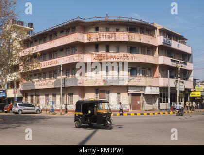 Autorikscha in Bewegung auf der Straße vor dem Hotel Palace in Mysore, mysuru, Karnataka, Indien. Stockfoto